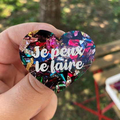 Broche "Je peux le faire" en acrylique à gros confettis multicolores