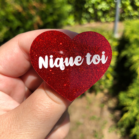 Broche "Nique toi" en acrylique à paillettes rouges