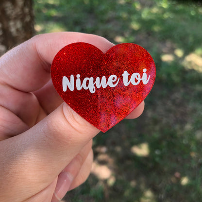 Broche "Nique toi" en acrylique à paillettes rouges