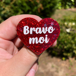 Broche "Bravo moi" en acrylique à paillettes rouges et étoiles