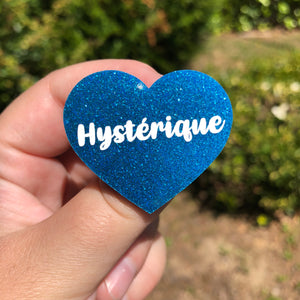 Broche "Hystérique" en acrylique à paillettes bleu piscine