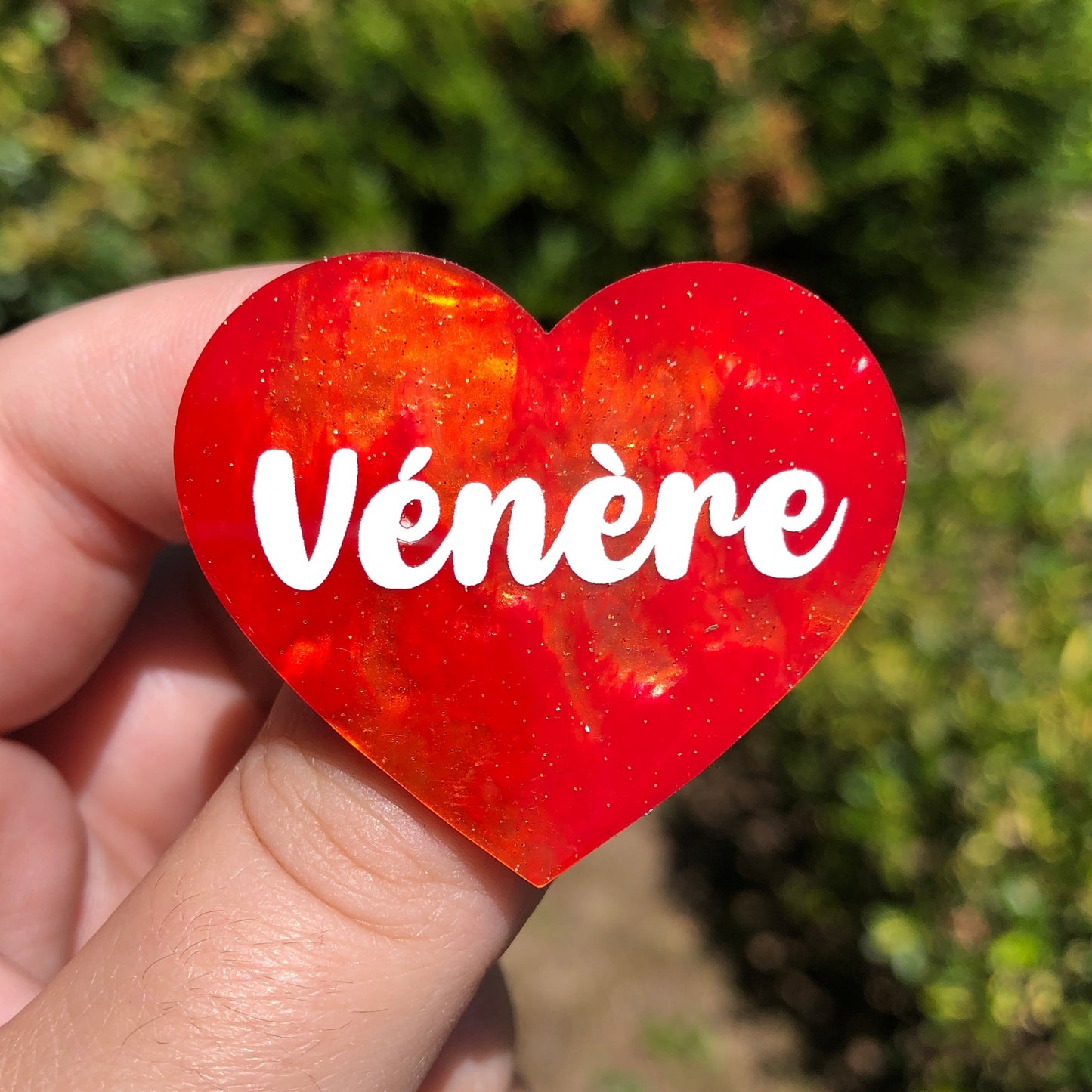 Broche "Vénère" en acrylique marbrée orange à paillettes