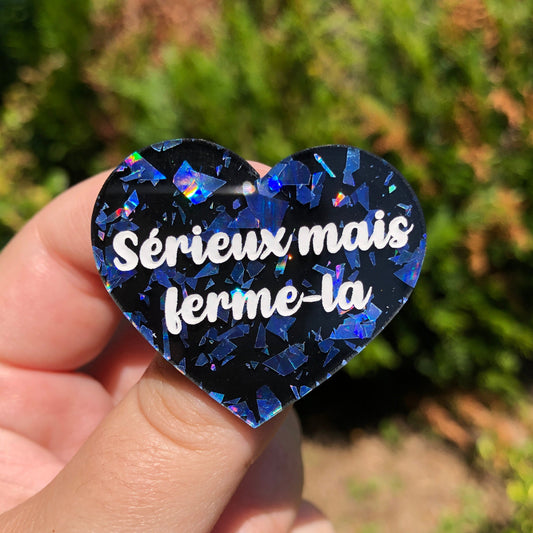 Broche "Sérieux mais ferme-la" en acrylique noire à confettis galactiques bleus