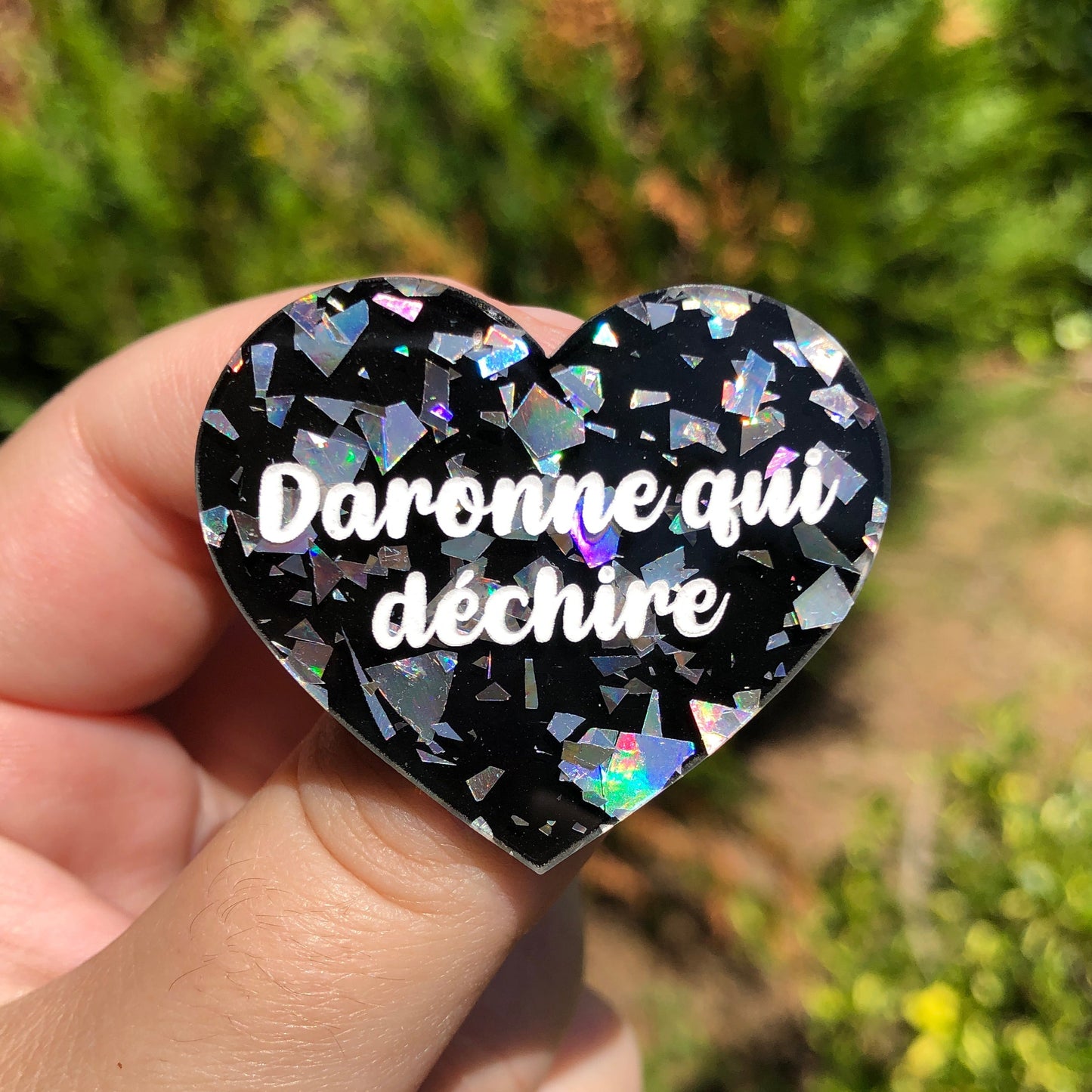 Broche "Daronne qui déchire" en acrylique noire à confettis argentés holographiques
