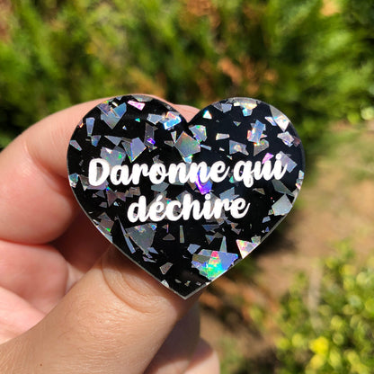Broche "Daronne qui déchire" en acrylique noire à confettis argentés holographiques