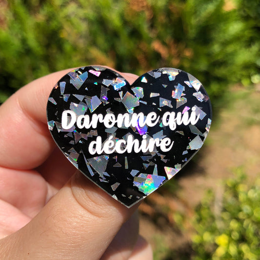 Broche "Daronne qui déchire" en acrylique noire à confettis argentés holographiques