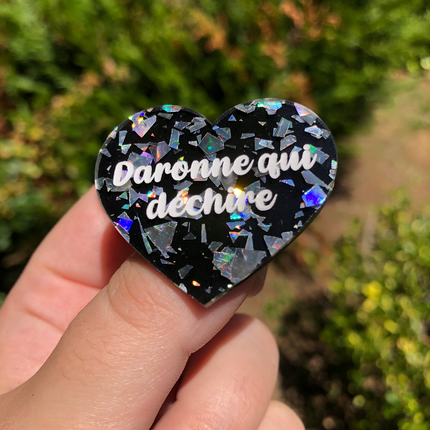 Broche "Daronne qui déchire" en acrylique noire à confettis argentés holographiques