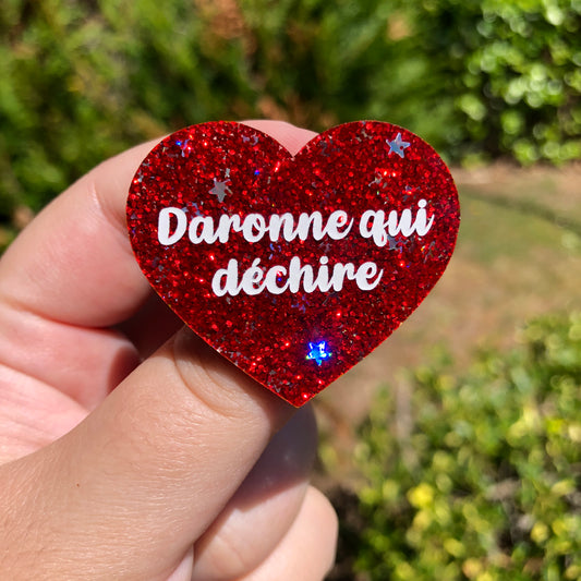 Broche "Daronne qui déchire" en acrylique à paillettes rouges et étoiles