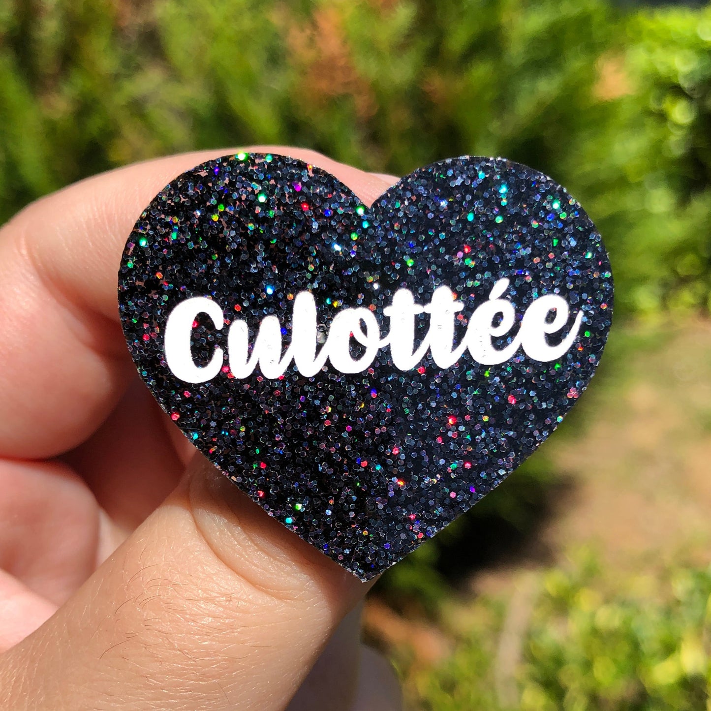 Broche "Culottée" en acrylique à paillettes noires holographiques