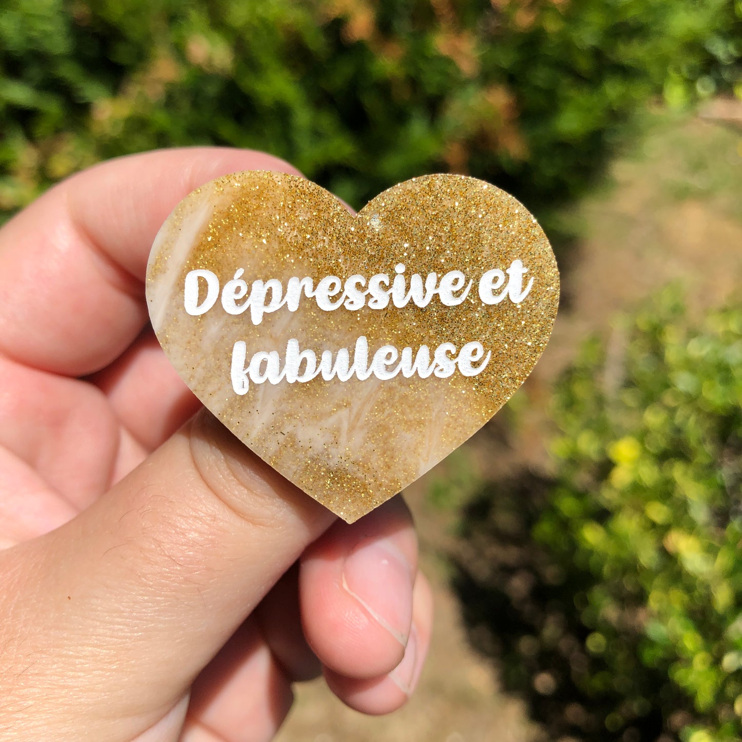Broche "Dépressive et fabuleuse" en acrylique japonaise dorée et blanche ou marbrée orange