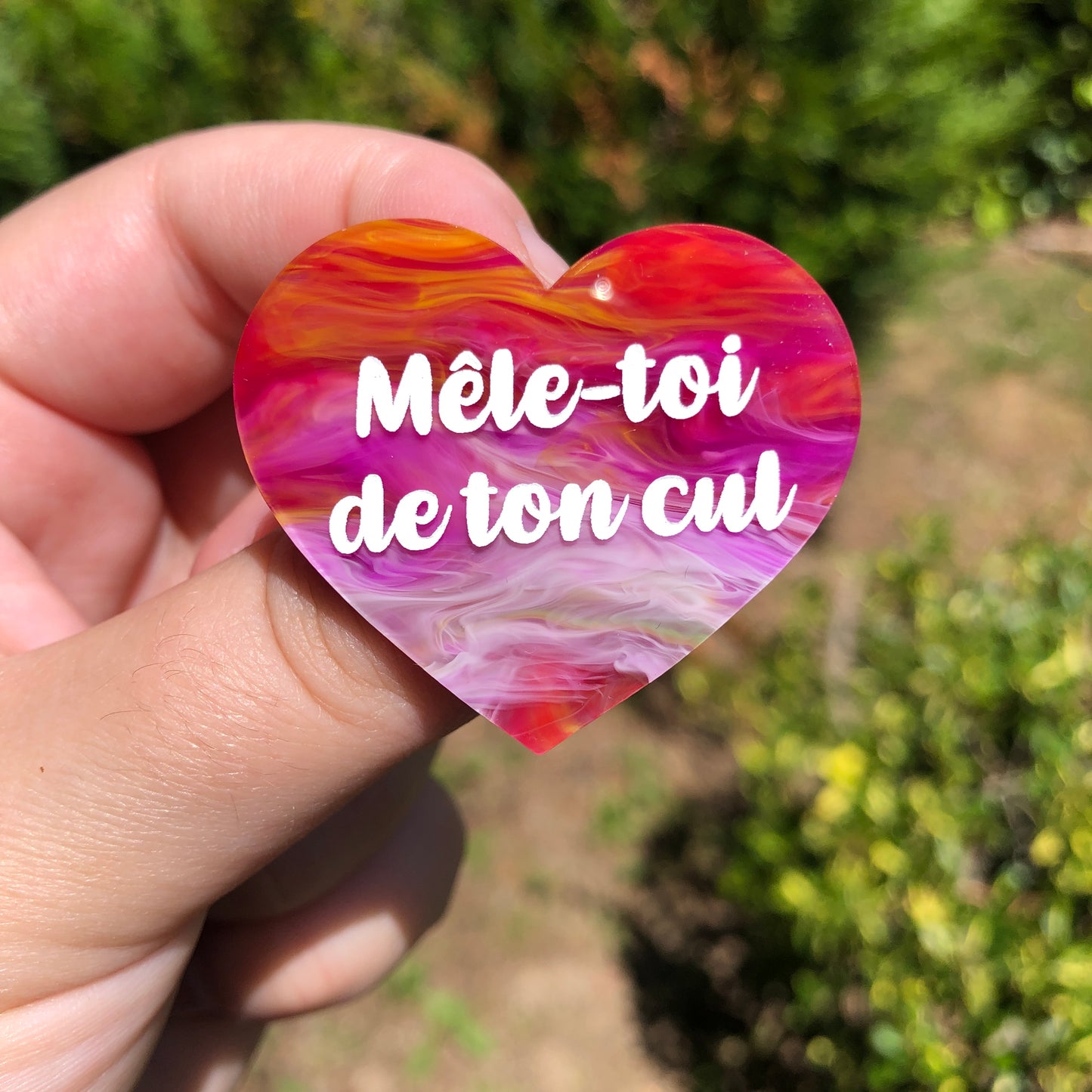 Broche "Mêle-toi de ton cul" en acrylique marbrée rouge tutti-frutti !