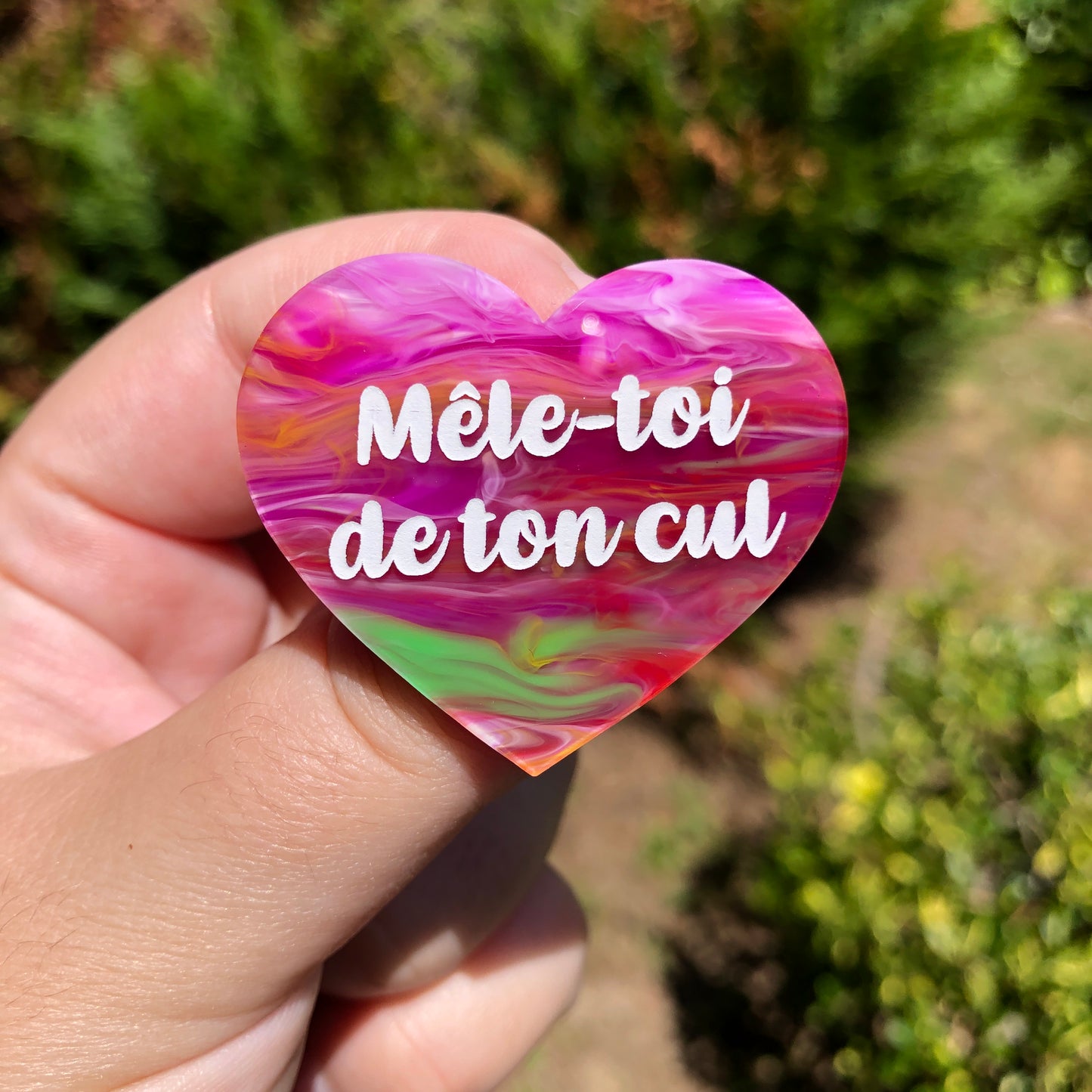 Broche "Mêle-toi de ton cul" en acrylique marbrée rouge tutti-frutti !