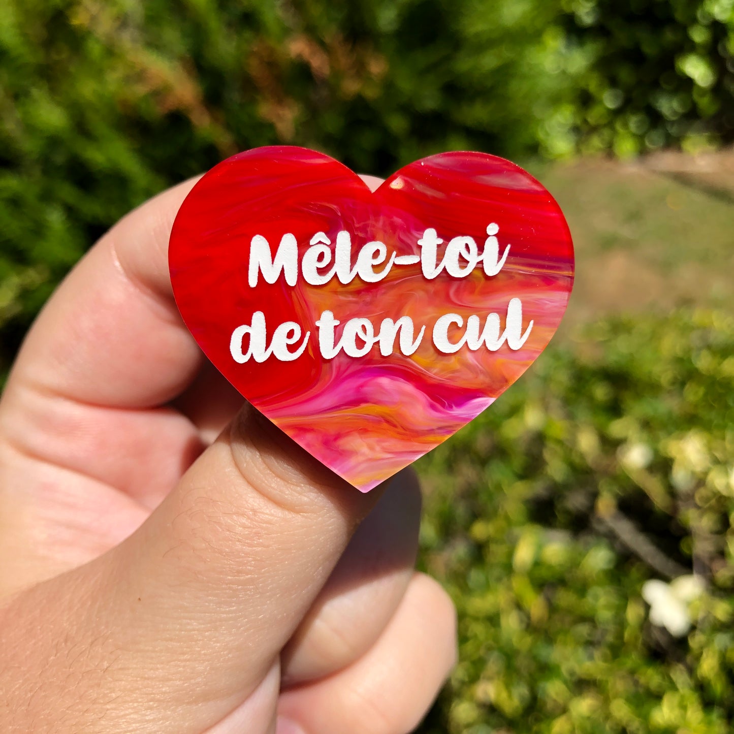Broche "Mêle-toi de ton cul" en acrylique marbrée rouge tutti-frutti !