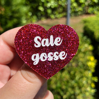 Broche "Sale gosse" en acrylique à paillettes rouges/roses magenta