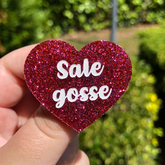 Broche "Sale gosse" en acrylique à paillettes rouges/roses magenta