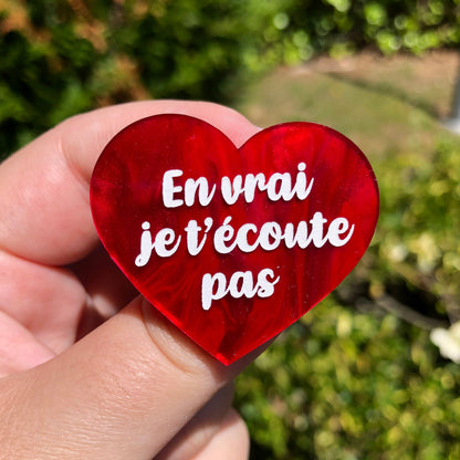 Broche "En vrai je t'écoute pas" en acrylique marbrée rouge/rose