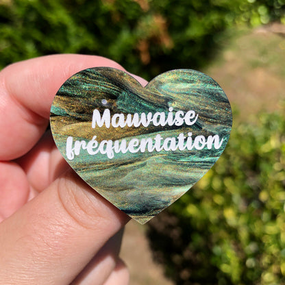 Broche "Mauvaise fréquentation" en acrylique marbrée verte, dorée et noire