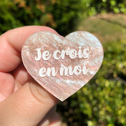 Broche "Je crois en moi" en acrylique marbrée rose poudré et blanc à paillettes