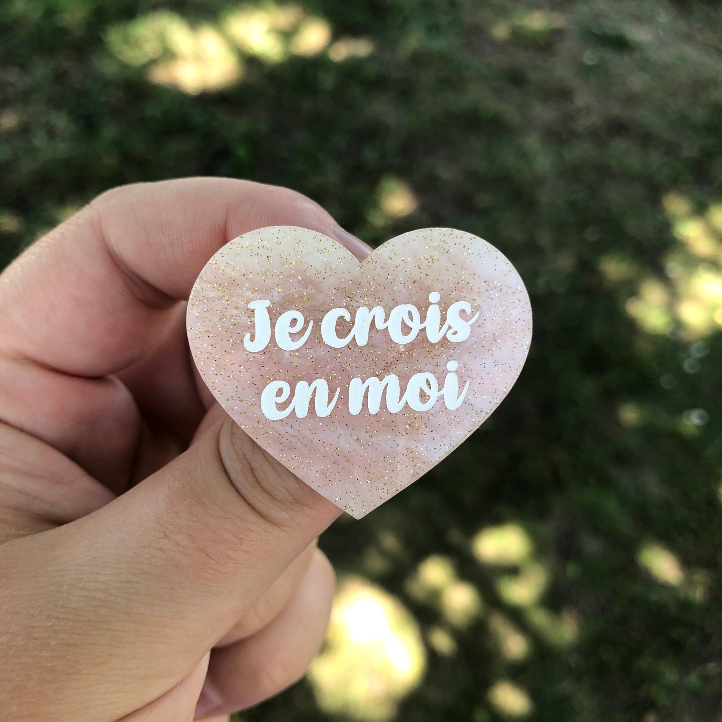 Broche "Je crois en moi" en acrylique marbrée rose poudré et blanc à paillettes