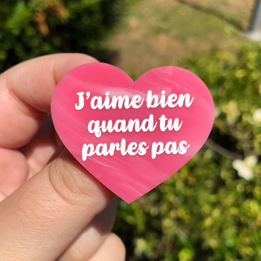Broche "J'aime bien quand tu parles pas" en acrylique marbrée rose et blanche