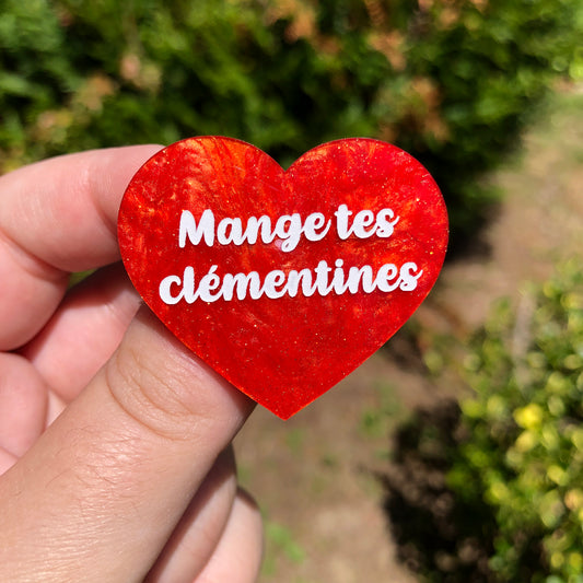 Broche "Mange tes clémentines" en acrylique marbrée orange à paillettes