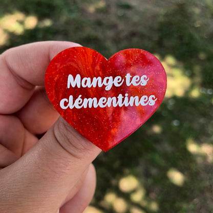 Broche "Mange tes clémentines" en acrylique marbrée orange à paillettes
