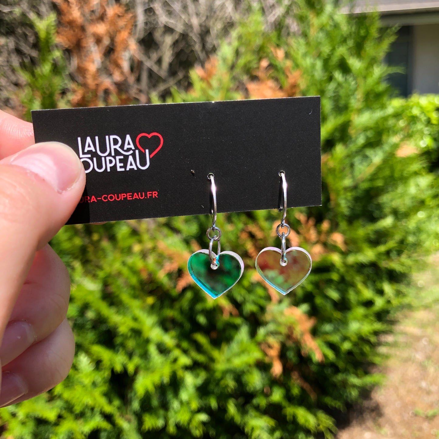 Mini boucles d'oreilles coeurs pendantes en acrylique iridescente claire