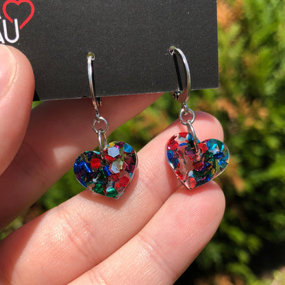 Mini boucles d'oreilles coeurs pendantes en acrylique transparente à gros confettis multicolores