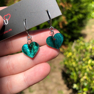 Mini boucles d'oreilles coeurs pendantes en acrylique marbrée et pailletée turquoise/vert sapin