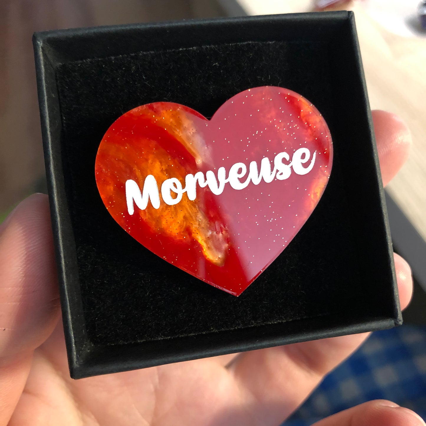 Broche "Morveuse" en acrylique marbrée orange à paillettes