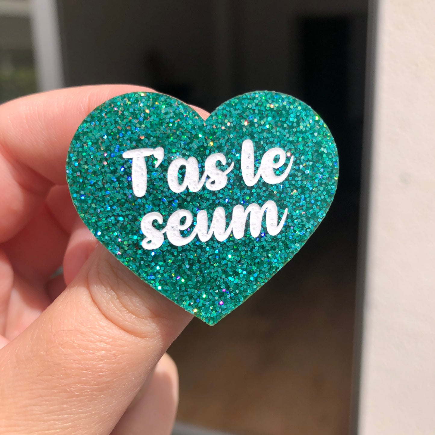 Broche "T'as le seum" en acrylique à paillettes turquoise
