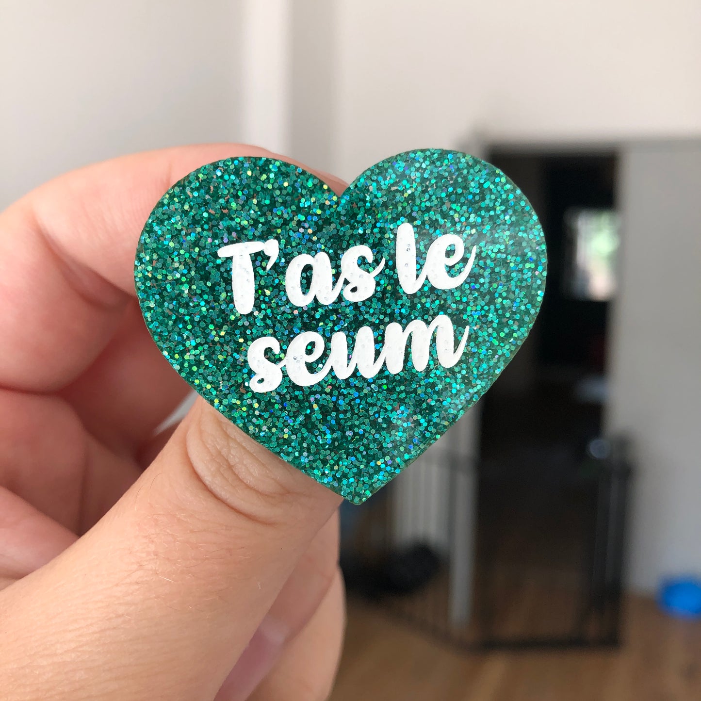 Broche "T'as le seum" en acrylique à paillettes turquoise