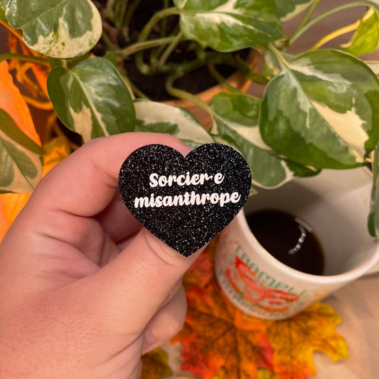 [INCLUSIF] Broche "Sorcier.e misanthrope" en acrylique noire à paillettes