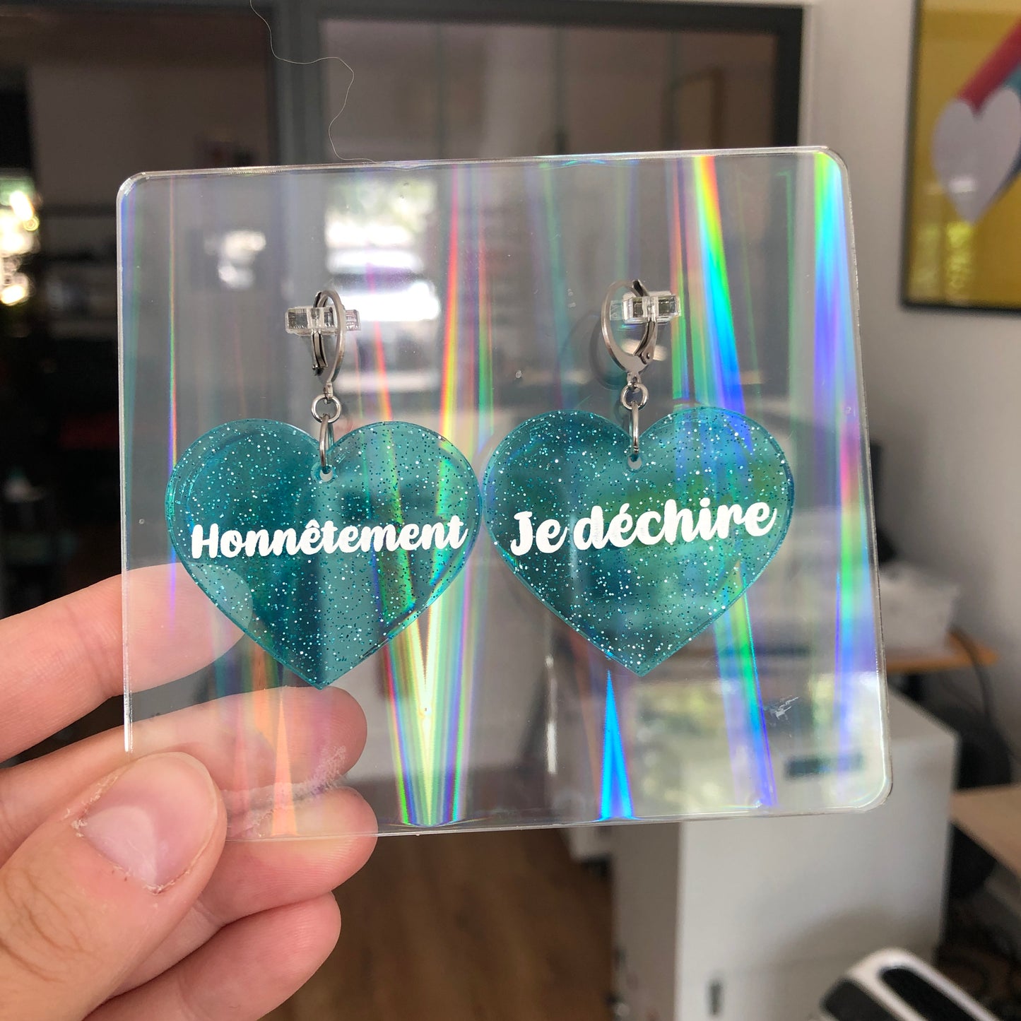 Boucles d'oreilles "Honnêtement" / "Je déchire" en acrylique transparente bleue à paillettes