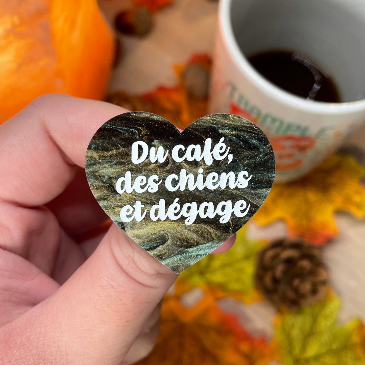 Broche "Du café, des chiens et dégage" en acrylique marbrée verte, noire et dorée