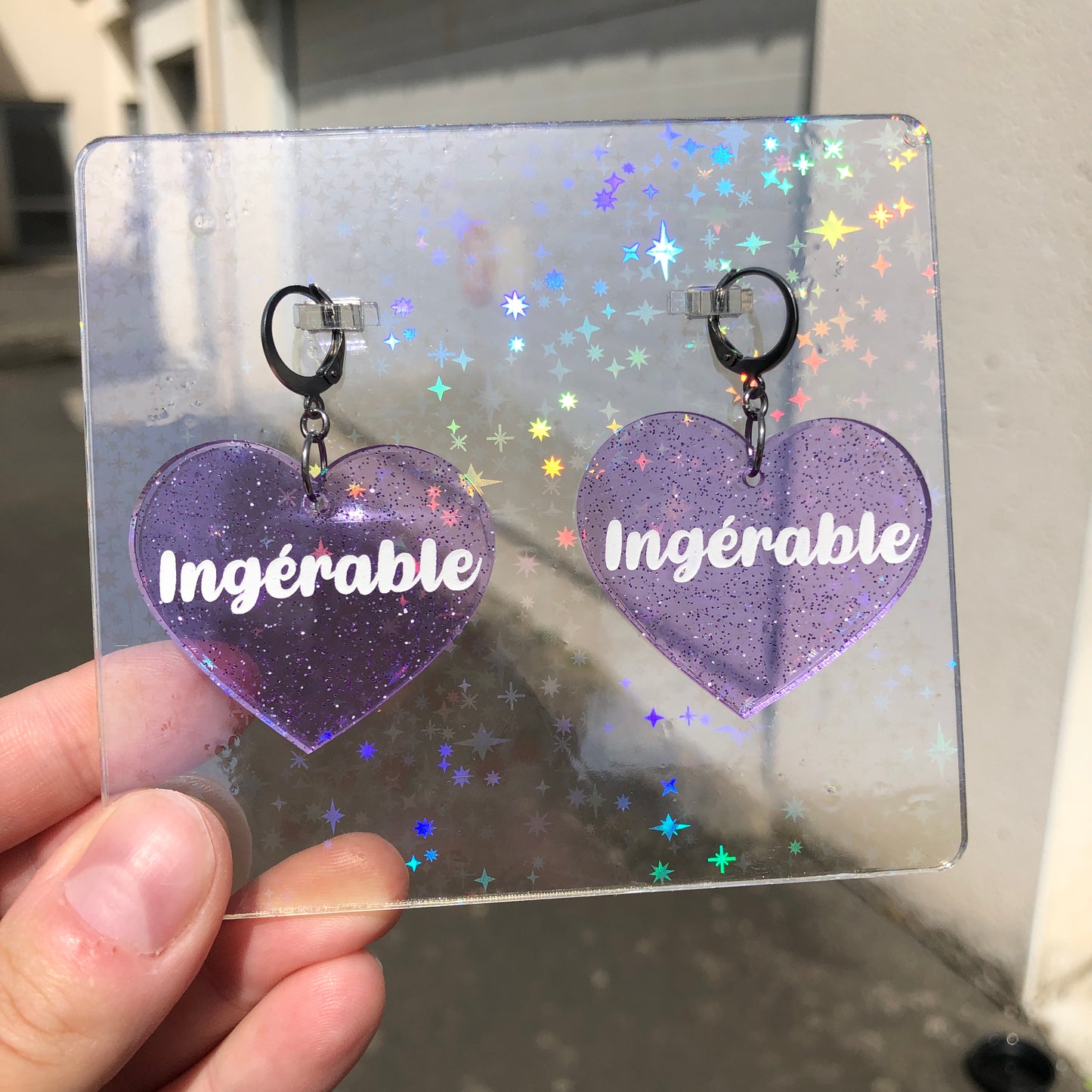 Boucles d'oreilles "Ingérable" en acrylique transparente violette à paillettes