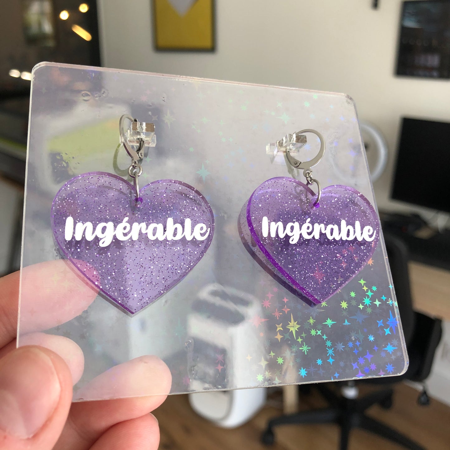 Boucles d'oreilles "Ingérable" en acrylique transparente violette à paillettes