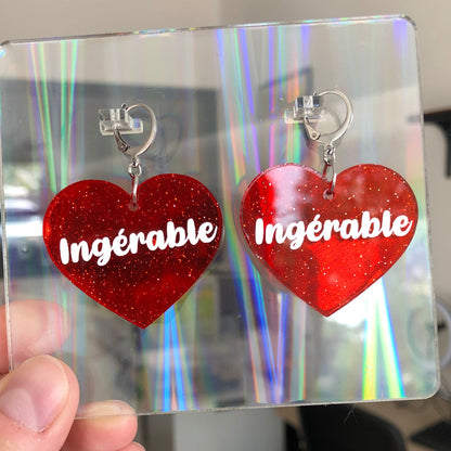 Boucles d'oreilles "Ingérable" en acrylique transparente rouge à paillettes