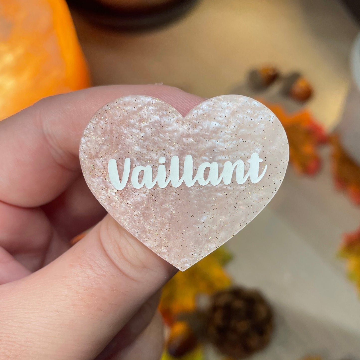 [MASCULIN] Broche "Vaillant" en acrylique marbrée rose pâle à paillettes