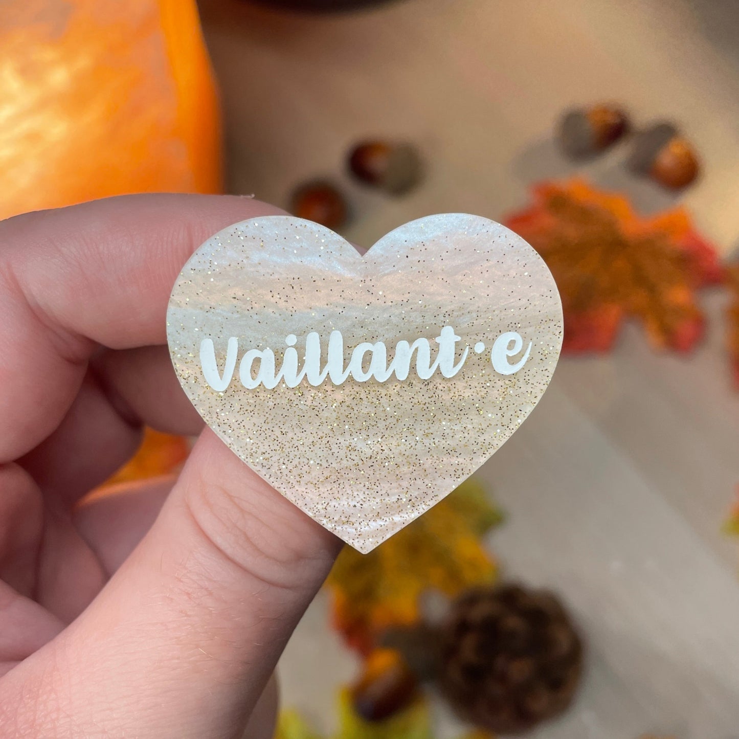 [INCLUSIF] Broche "Vaillant.e" en acrylique marbrée rose pâle à paillettes