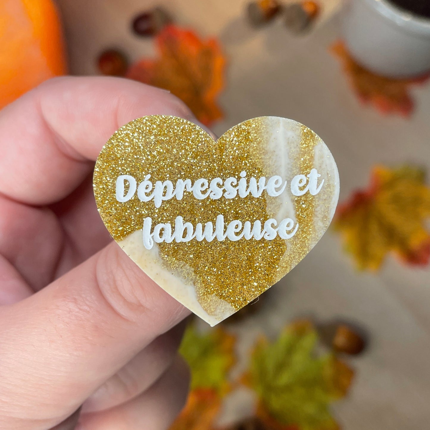 Broche "Dépressive et fabuleuse" en acrylique japonaise dorée et blanche ou marbrée orange
