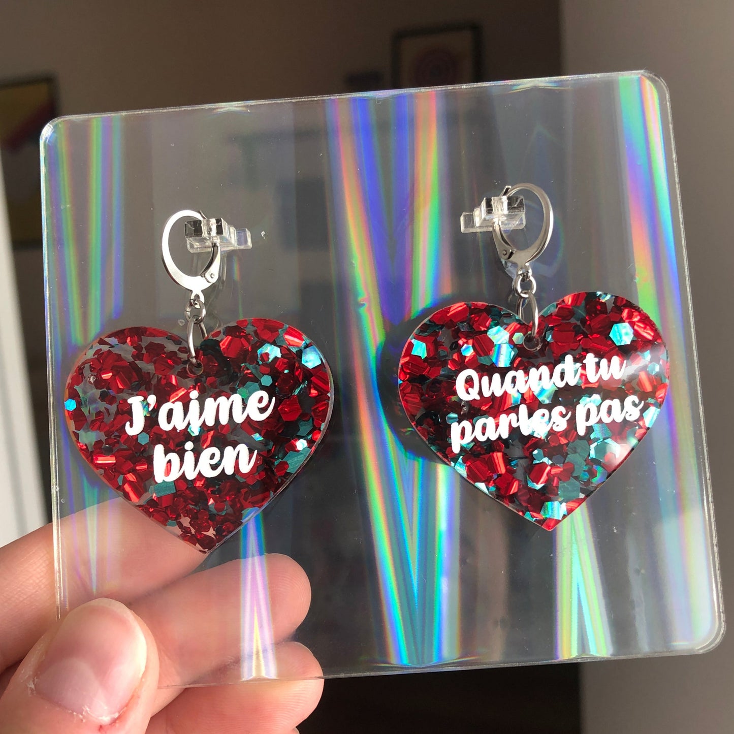Boucles d'oreilles "J'aime bien" / "Quand tu parles pas" en acrylique à gros confettis rouges et turquoise