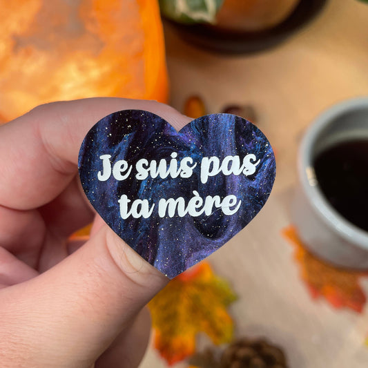 Broche "Je suis pas ta mère" en acrylique marbrée bleue galactique à paillettes