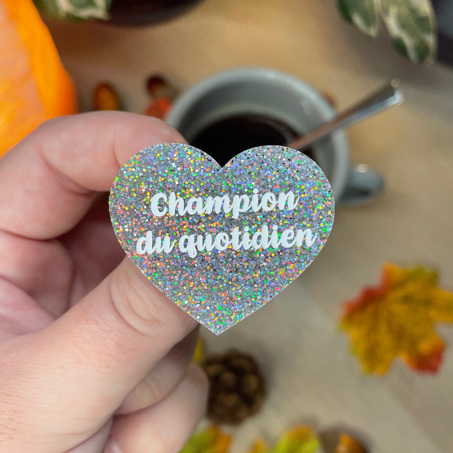 [MASCULIN] Broche "Champion du quotidien" en acrylique à paillettes holographiques argentées