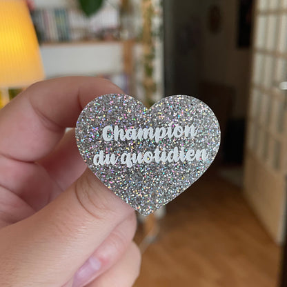 [MASCULIN] Broche "Champion du quotidien" en acrylique à paillettes holographiques argentées