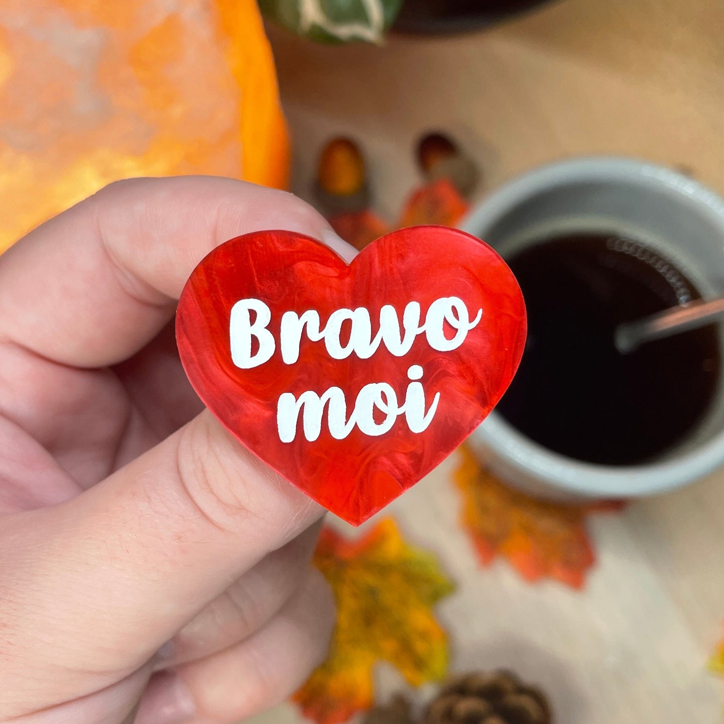 Broche "Bravo moi" en acrylique marbrée rouge et rose