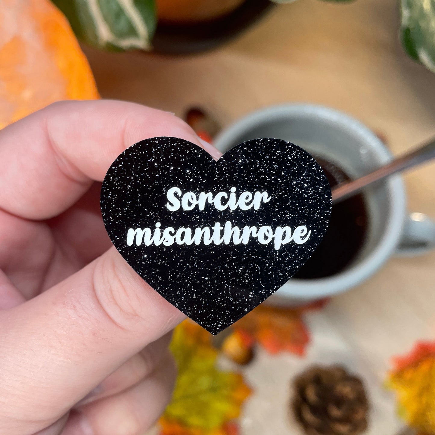 [MASCULIN] Broche "Sorcier misanthrope" en acrylique noire à paillettes