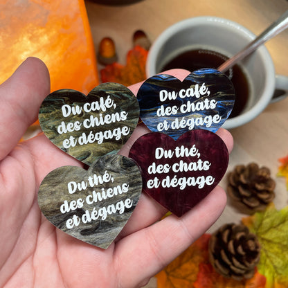 Broche "Du café, des chiens et dégage" en acrylique marbrée verte, noire et dorée