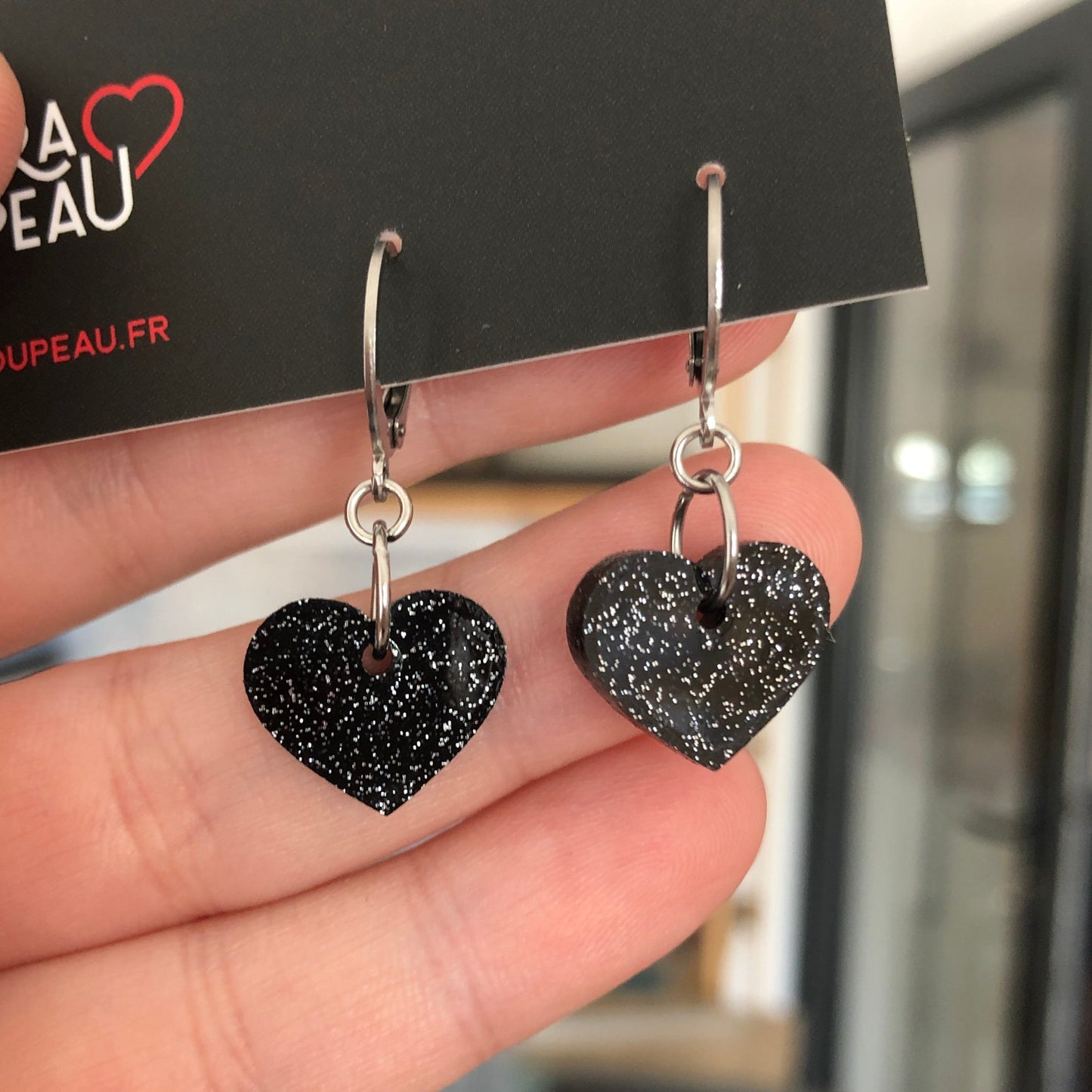 Mini boucles d'oreilles coeurs pendantes en acrylique noire à paillettes