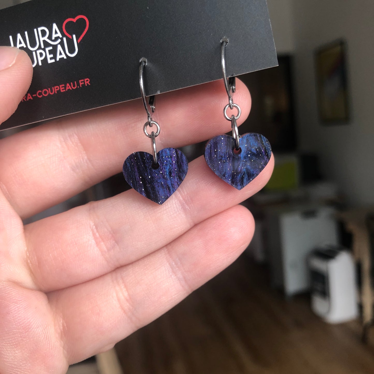 Mini boucles d'oreilles coeurs pendantes en acrylique galactique marbrée bleue et violete à paillettes